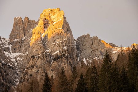 Téléchargez les photos : Coucher de soleil dans les Dolomites, Italie. Les sommets sont éclairés par le soleil couchant. Paysage d'hiver montagnes à Civetta, dolomites italiennes. - en image libre de droit