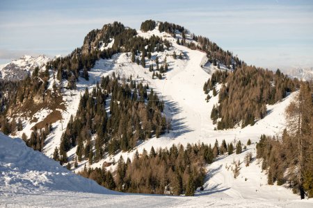 Téléchargez les photos : Station Civetta. Vue panoramique sur les montagnes des Dolomites en hiver, Italie. Station de ski à Dolomites, Italie. Vue aérienne des pistes de ski et des montagnes dans les dolomites. - en image libre de droit
