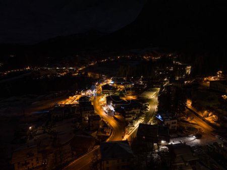Téléchargez les photos : Civetta ville nuit vue sur drone. Feux d'artifice dans la nouvelle année en dolomites. Vue aérienne de la ville la nuit. Photo longue exposition. Feux d'artifice sur les Alpes Dolomites - en image libre de droit