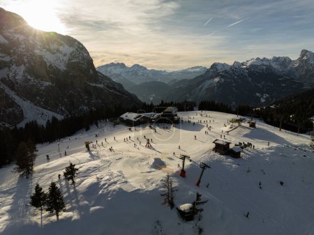 Téléchargez les photos : Station Civetta. Vue panoramique sur les montagnes des Dolomites en hiver, Italie. Station de ski à Dolomites, Italie. Vue aérienne des pistes de ski et des montagnes dans les dolomites. - en image libre de droit