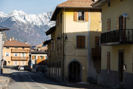 Téléchargez les photos : Ville italienne de montagne Breguzzo dans les Alpes. Parc Adamello Brenta dans les Dolomites Alpes itliennes dans le Trentin en Italie. - en image libre de droit
