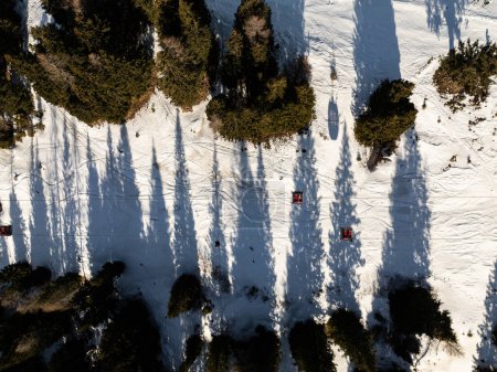 Téléchargez les photos : Station Civetta. Vue panoramique sur les montagnes des Dolomites en hiver, Italie. Station de ski à Dolomites, Italie. Vue aérienne par drone des pistes de ski et des montagnes dans les dolomites. - en image libre de droit