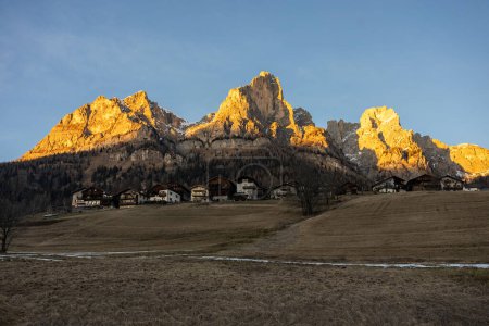 Téléchargez les photos : Station Civetta. Coucher de soleil dans les Dolomites, Italie. Les sommets sont éclairés par le soleil couchant. Paysage hivernal montagnes en dolomites italiennes. Vue panoramique des montagnes des Dolomites en hiver. - en image libre de droit