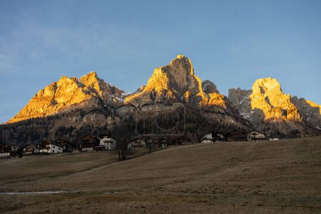 Téléchargez les photos : Station Civetta. Coucher de soleil dans les Dolomites, Italie. Les sommets sont éclairés par le soleil couchant. Paysage hivernal montagnes en dolomites italiennes. Vue panoramique des montagnes des Dolomites en hiver. - en image libre de droit