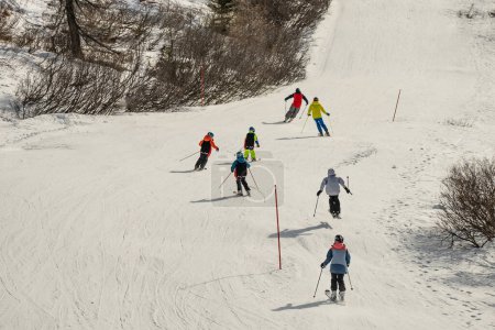 Téléchargez les photos : Groupe de personnes skier en montagne par une journée ensoleillée d'hiver. - en image libre de droit