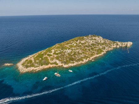 Foto de Foto aérea de aviones no tripulados de Agios Nikolaos - un pequeño puerto en la isla de Zante. Vardiola de Agios Nikolaos en la isla en Grecia, Zakynthos. - Imagen libre de derechos