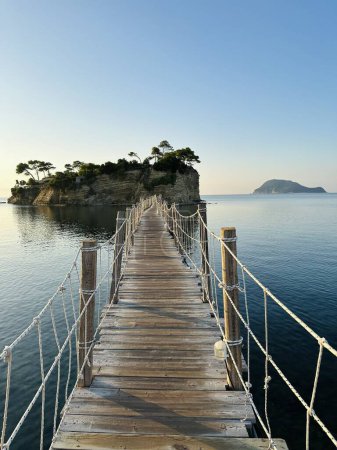 Wschód słońca na wyspie Cameo w Grecji. Cameo Wedding Island w Zakynthos, Grecja. Grecka wyspa z drewnianym mostem. Wyspa Cameo w Grecji