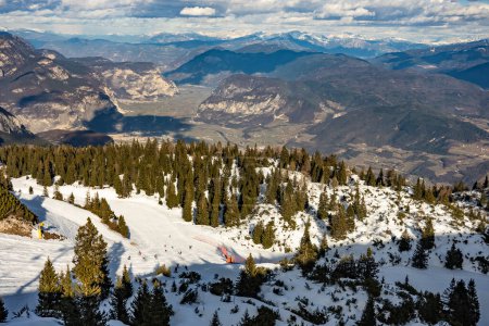 Dolomites italiennes enneigées en hiver. Station de ski Paganella Andalo, Trentino-Alto Adige, Italie. Pistes de ski et vacances de neige en Andalo dans les Dolomites italiennes, station de ski dans les Alpes.