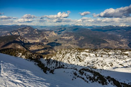 Nieve cubrió Dolomitas italianas en invierno. Estación de esquí Paganella Andalo, Trentino-Alto Adige, Italia. Pistas de esquí y vacaciones de nieve en Andalo en los Dolomitas italianos, estación de esquí en los Alpes.