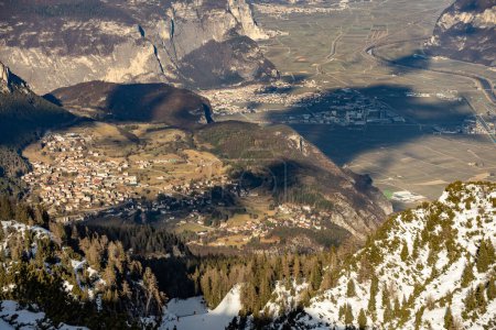 Schneebedeckte italienische Dolomiten im Winter. Skigebiet Paganella Andalo, Trentino-Südtirol, Italien. Skipisten und Schneeurlaub in Andalo in den italienischen Dolomiten, Skigebiet in den Alpen.