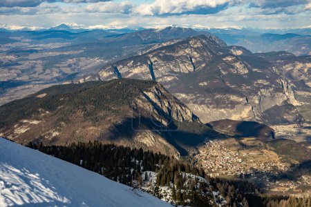 Dolomites italiennes enneigées en hiver. Station de ski Paganella Andalo, Trentino-Alto Adige, Italie. Pistes de ski et vacances de neige en Andalo dans les Dolomites italiennes, station de ski dans les Alpes.