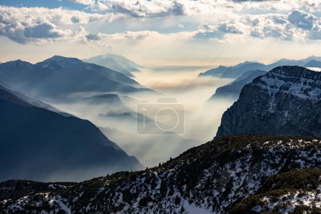 Schneebedeckte italienische Dolomiten im Winter. Blick auf den Gardasee in Trentino-Südtirol, Italien. Skipisten und Schneeurlaub in Andalo in den italienischen Dolomiten, Skigebiet in den Alpen.