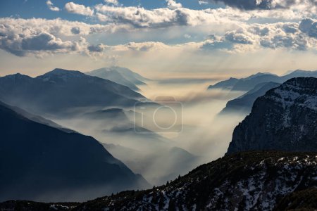 Schneebedeckte italienische Dolomiten im Winter. Blick auf den Gardasee in Trentino-Südtirol, Italien. Skipisten und Schneeurlaub in Andalo in den italienischen Dolomiten, Skigebiet in den Alpen.