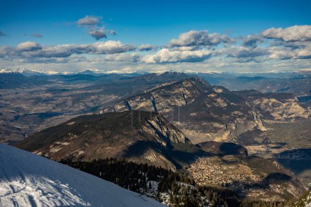 Téléchargez les photos : Dolomites italiennes enneigées en hiver. Station de ski Paganella Andalo, Trentino-Alto Adige, Italie. Pistes de ski et vacances de neige en Andalo dans les Dolomites italiennes, station de ski dans les Alpes. - en image libre de droit