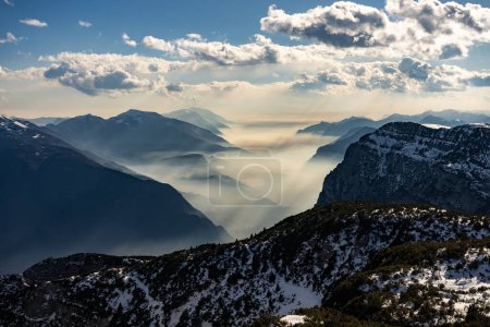 Nieve cubrió Dolomitas italianas en invierno. Vista al lago Garda en Trentino-Alto Adigio, Italia. Pistas de esquí y vacaciones de nieve en Andalo en los Dolomitas italianos, estación de esquí en los Alpes.