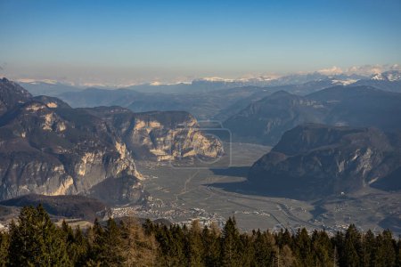 Schneebedeckte italienische Dolomiten im Winter. Skigebiet Paganella Andalo, Trentino-Südtirol, Italien. Skipisten und Schneeurlaub in Andalo in den italienischen Dolomiten, Skigebiet in den Alpen.
