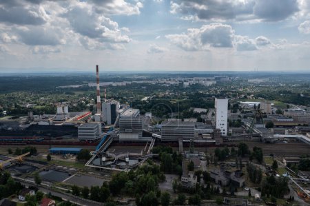 Téléchargez les photos : Mine de charbon à Jastrzebie-Zdroj et en partie à Mszana dans le comté de Wodzisaw. Vue aérienne par drone de la mine de charbon en Pologne. Mine de charbon vue d'un oeil d'oiseau - en image libre de droit