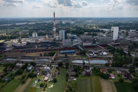 Téléchargez les photos : Mine de charbon à Jastrzebie-Zdroj et en partie à Mszana dans le comté de Wodzisaw. Vue aérienne par drone de la mine de charbon en Pologne. Mine de charbon vue d'un oeil d'oiseau - en image libre de droit