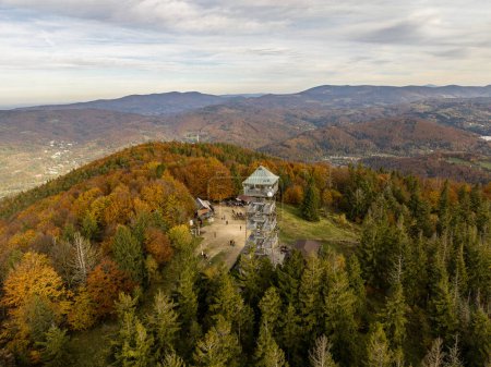 Wielka Czantoria y Mala Czantoria en las montañas Beskid Slaski en Polonia. Torre de observación en las montañas durante el final del día de otoño con cielo despejado. Montañas polacas beskidy. Otoño i beskid montañas. 