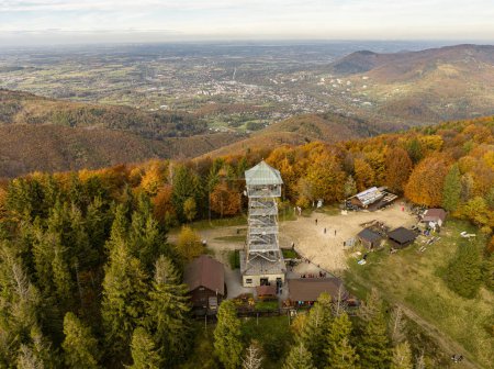 Wielka Czantoria y Mala Czantoria en las montañas Beskid Slaski en Polonia. Torre de observación en las montañas durante el final del día de otoño con cielo despejado. Montañas polacas beskidy. Otoño i beskid montañas. 