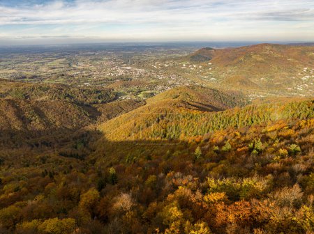 Wielka Czantoria y Mala Czantoria en las montañas Beskid Slaski en Polonia. Beskid montañas durante el final del día de otoño con el cielo despejado. Montañas polacas beskidy. Otoño i beskid montañas. 