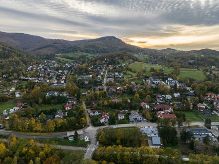 Vue aérienne d'Ustron. Paysage de la ville et station thermale d'Ustron sur les collines de la Silésie Beskids, Pologne. Vue aérienne par drone des montagnes beskid à Ustron.
