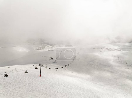 Luftaufnahme des Skigebiets Gudauri im Winter. Kaukasus in Georgien. Kudebi, Bidara, Sadzele, Kobi Luftpanorama im kaukasischen Wintergebirge.