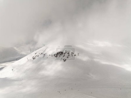 Vista aérea de drones de la estación de esquí de Gudauri en invierno. Montañas del Cáucaso en Georgia. Kudebi, Bidara, Sadzele, Kobi panorama aéreo en el Cáucaso montañas de invierno.