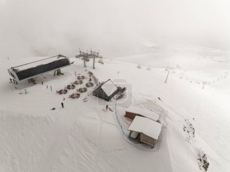 Téléchargez les photos : Vue aérienne par drone de la station de ski Gudauri en hiver. Montagnes du Caucase en Géorgie. Kudebi, Bidara, Sadzele, Kobi panorama aérien dans les montagnes d'hiver du caucase. - en image libre de droit
