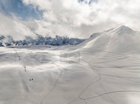 Luftaufnahme des Skigebiets Gudauri im Winter. Kaukasus in Georgien. Kudebi, Bidara, Sadzele, Kobi Luftpanorama im kaukasischen Wintergebirge.