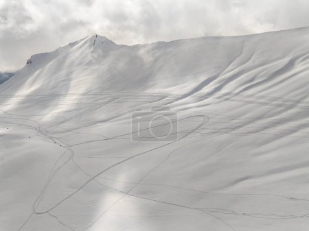 Téléchargez les photos : Vue aérienne par drone de la station de ski Gudauri en hiver. Montagnes du Caucase en Géorgie. Kudebi, Bidara, Sadzele, Kobi panorama aérien dans les montagnes d'hiver du caucase. - en image libre de droit
