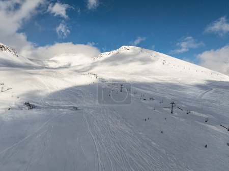 Vue aérienne par drone de la station de ski Gudauri en hiver. Montagnes du Caucase en Géorgie. Kudebi, Bidara, Sadzele, Kobi panorama aérien dans les montagnes d'hiver du caucase.