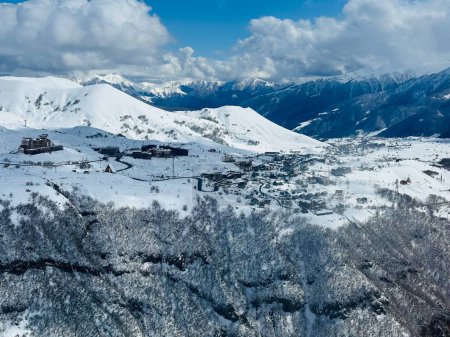 Vista aérea de drones de la estación de esquí de Gudauri en invierno. Montañas del Cáucaso en Georgia. Panorama de pueblo de Gudauri con fondo de estación de esquí desde la perspectiva aérea