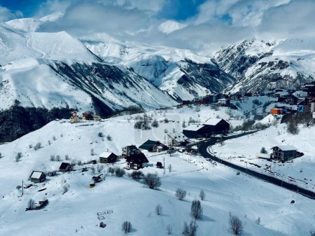 Téléchargez les photos : Vue aérienne par drone de la station de ski Gudauri en hiver. Montagnes du Caucase en Géorgie. Panorama Du Village De Gudauri Avec Fond De La Station De Ski Du point de vue Aérien - en image libre de droit