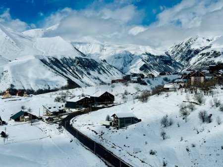 Téléchargez les photos : Vue aérienne par drone de la station de ski Gudauri en hiver. Montagnes du Caucase en Géorgie. Panorama Du Village De Gudauri Avec Fond De La Station De Ski Du point de vue Aérien - en image libre de droit