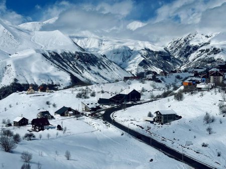 Vista aérea de drones de la estación de esquí de Gudauri en invierno. Montañas del Cáucaso en Georgia. Panorama de pueblo de Gudauri con fondo de estación de esquí desde la perspectiva aérea