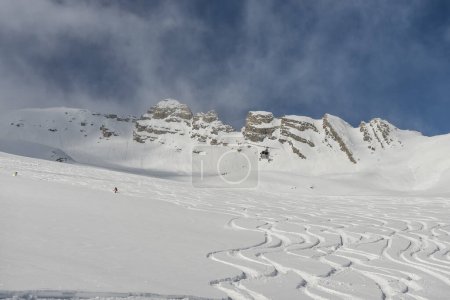 Helicóptero en las montañas. Freeride heliboarding en el Cáucaso. Freeride snowboard en invierno. Freeride de helipuerto. Montar en polvo en snowborad. Freeride en las montañas del Cáucaso. 