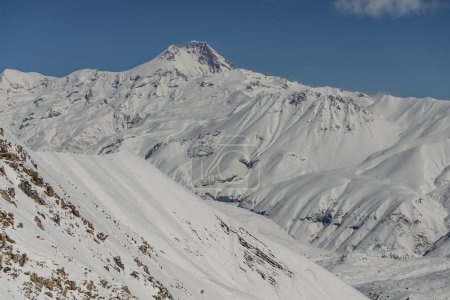 Téléchargez les photos : Kudebi, Bidara, Sadzele, Kobi panorama aérien dans les montagnes d'hiver du caucase. Vue aérienne par drone de la station de ski Gudauri en hiver. Montagnes du Caucase en Géorgie - en image libre de droit