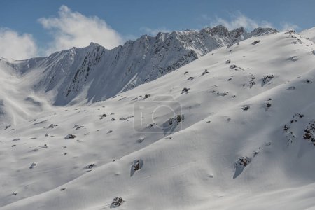 Téléchargez les photos : Kudebi, Bidara, Sadzele, Kobi panorama aérien dans les montagnes d'hiver du caucase. Vue aérienne par drone de la station de ski Gudauri en hiver. Montagnes du Caucase en Géorgie - en image libre de droit