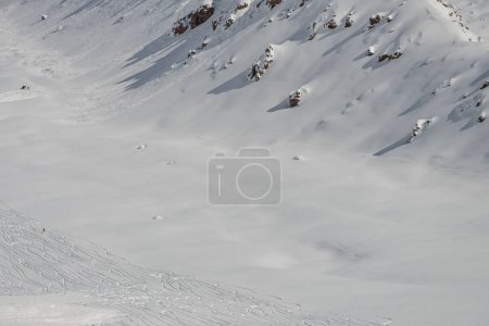 Téléchargez les photos : Des traces de rallye freeride sur la neige poudreuse. Kudebi, Bidara, Sadzele, Kobi panorama aérien dans les montagnes d'hiver du caucase. Vue aérienne par drone de la station de ski Gudauri en hiver. Montagnes du Caucase en Géorgie - en image libre de droit