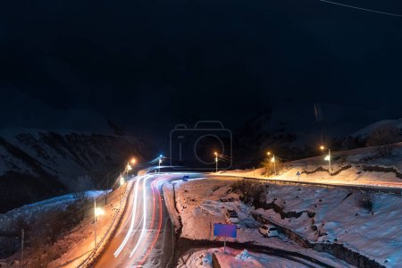 Gudauri Resort, Kaukasische Berge in Georgien. Skigebiet Gudauri im Winter. Kaukasus in Georgien bei Nacht.