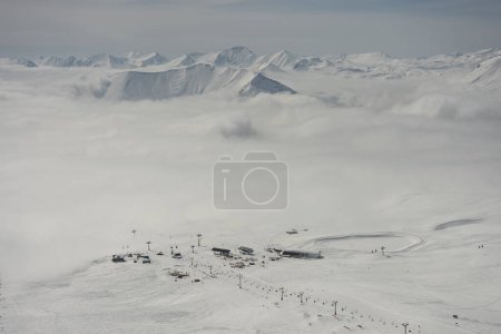  Kudebi, Bidara, Sadzele, Kobi panorama aérien dans les montagnes d'hiver du caucase. Vue aérienne par drone de la station de ski Gudauri en hiver. Montagnes du Caucase en Géorgie
