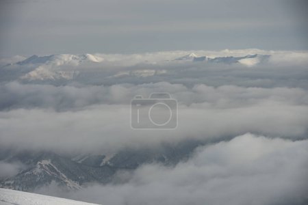  Kudebi, Bidara, Sadzele, Kobi panorama aérien dans les montagnes d'hiver du caucase. Vue aérienne par drone de la station de ski Gudauri en hiver. Montagnes du Caucase en Géorgie