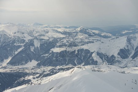  Kudebi, Bidara, Sadzele, Kobi panorama aéreo en las montañas de invierno del Cáucaso. Vista aérea de drones de la estación de esquí de Gudauri en invierno. Montañas del Cáucaso en Georgia