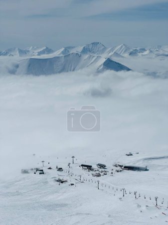  Kudebi, Bidara, Sadzele, Kobi panorama aéreo en las montañas de invierno del Cáucaso. Vista aérea de drones de la estación de esquí de Gudauri en invierno. Montañas del Cáucaso en Georgia