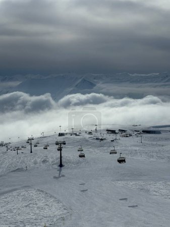  Kudebi, Bidara, Sadzele, Kobi Luftpanorama im kaukasischen Wintergebirge. Luftaufnahme des Skigebiets Gudauri im Winter. Kaukasus in Georgien