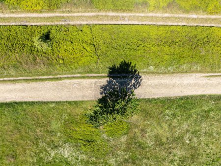 Drohnenblick auf dem Trail in den Beskiden, Blatnia. Sommergrüner Wald auf Blatnia. Beskiden in Jaworze. Drohnen fliegen über grüne Berge und Pfade. Polnische grüne Berge und Hügel aus der Luft 