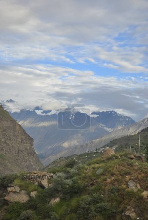 Téléchargez les photos : Vue du matin sur les montagnes glaciaires couvertes de nuages vue du beau village de Lahaul et Spiti, Himachal Pradesh, Inde - en image libre de droit