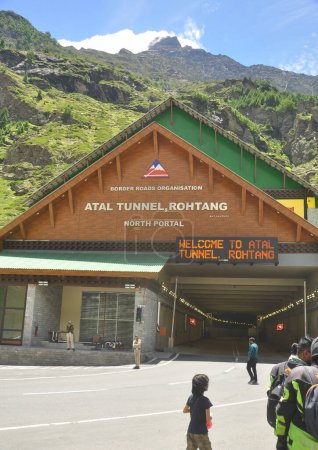 Téléchargez les photos : Rohtang, Manali, Himachal Pradesh, Inde - 25 juillet 2022 : Tunnel Atal (tunnel Rohtang) situé sur l'autoroute Leh-Manali. Le plus haut tunnel autoroutier au monde à tube unique au-dessus de 10 000 pieds. - en image libre de droit