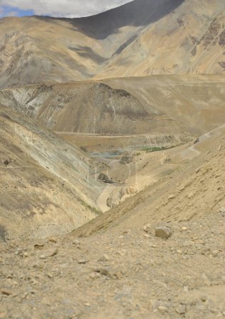 Foto de Una vista de la confluencia de los ríos Zanskar e Indo que fluyen a través de hermosas montañas secas en el valle de Nimmu, Ladakh, INDIA. - Imagen libre de derechos